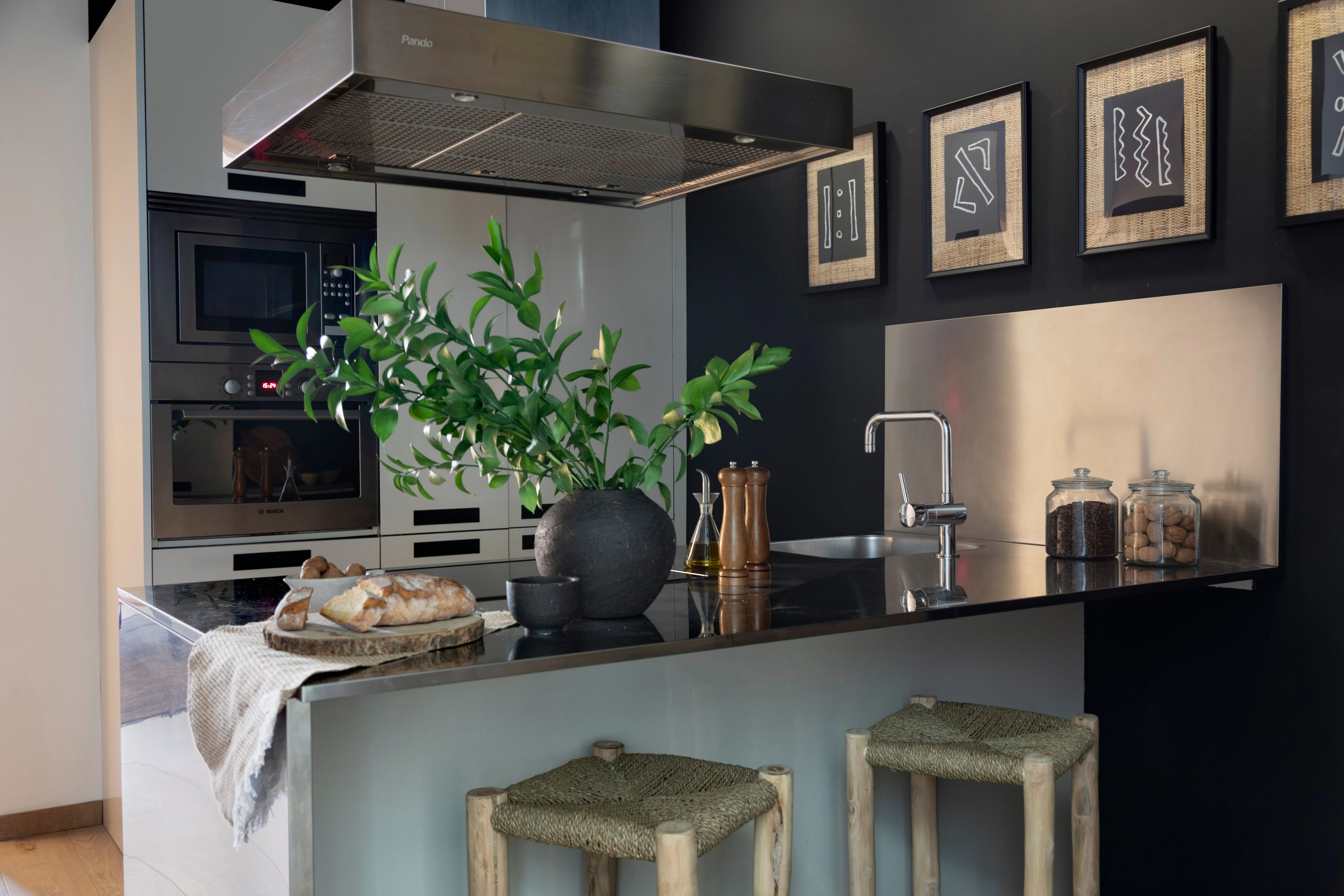 Urban Barcelona Executive Flat With Pro Workstation & Gigabit Internet For Digital Nomads #4