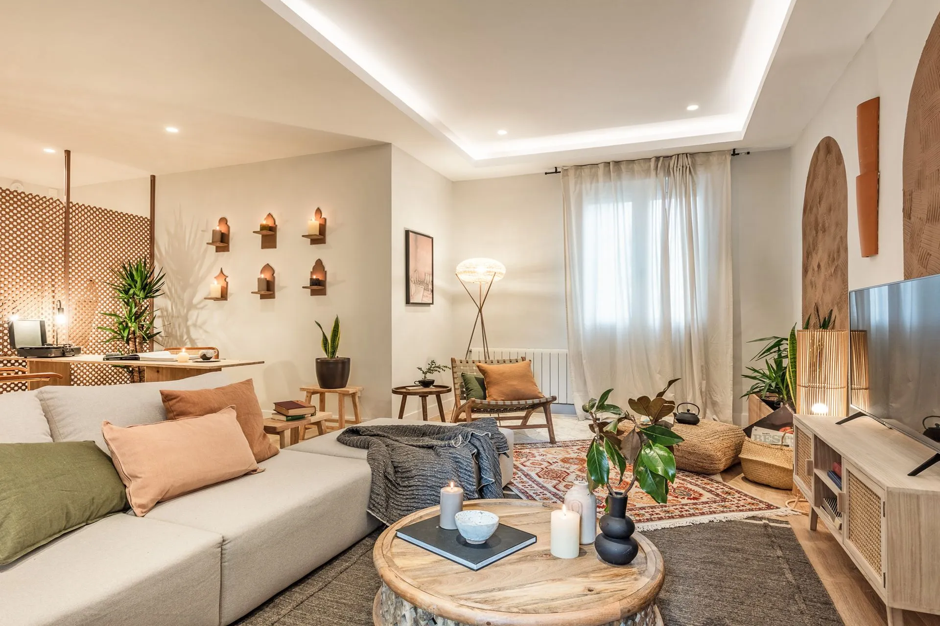 Contemporary Madrid Penthouse With Gigabit Internet & Pro Workspace For Digital Nomads #4