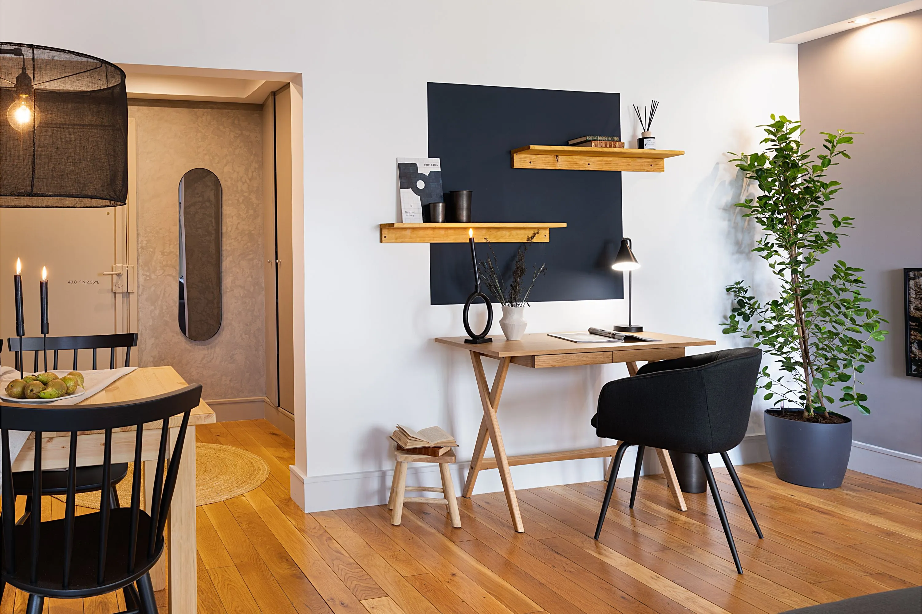 Sleek Paris Flat With High-speed Fiber, Pro Workspace & Gourmet Kitchen For Remote Work #3