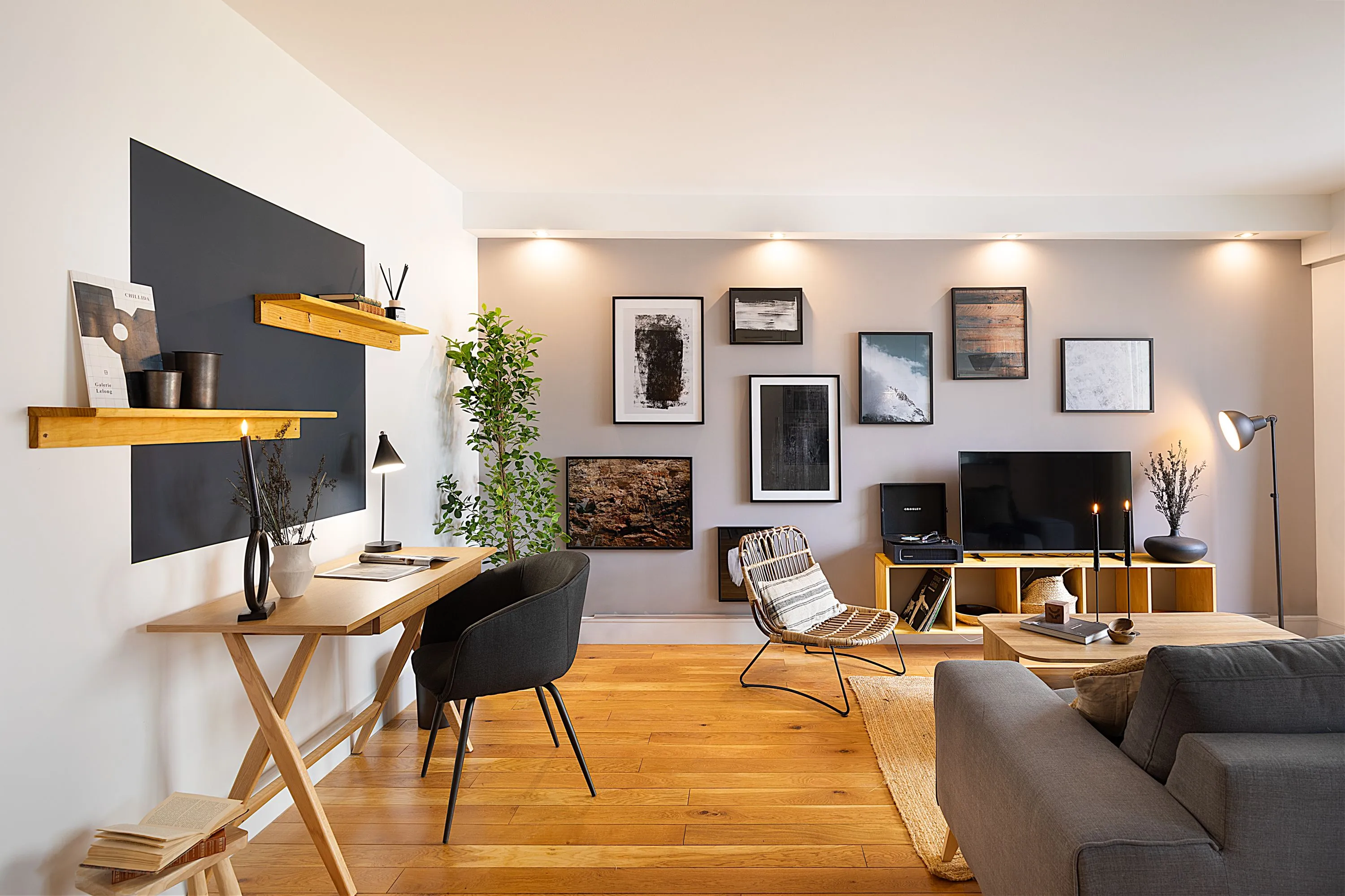 Sleek Paris Flat With High-speed Fiber, Pro Workspace & Gourmet Kitchen For Remote Work #2