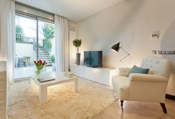 Sleek Madrid Flat With Dedicated Home Office Space For Productive Remote Work #2