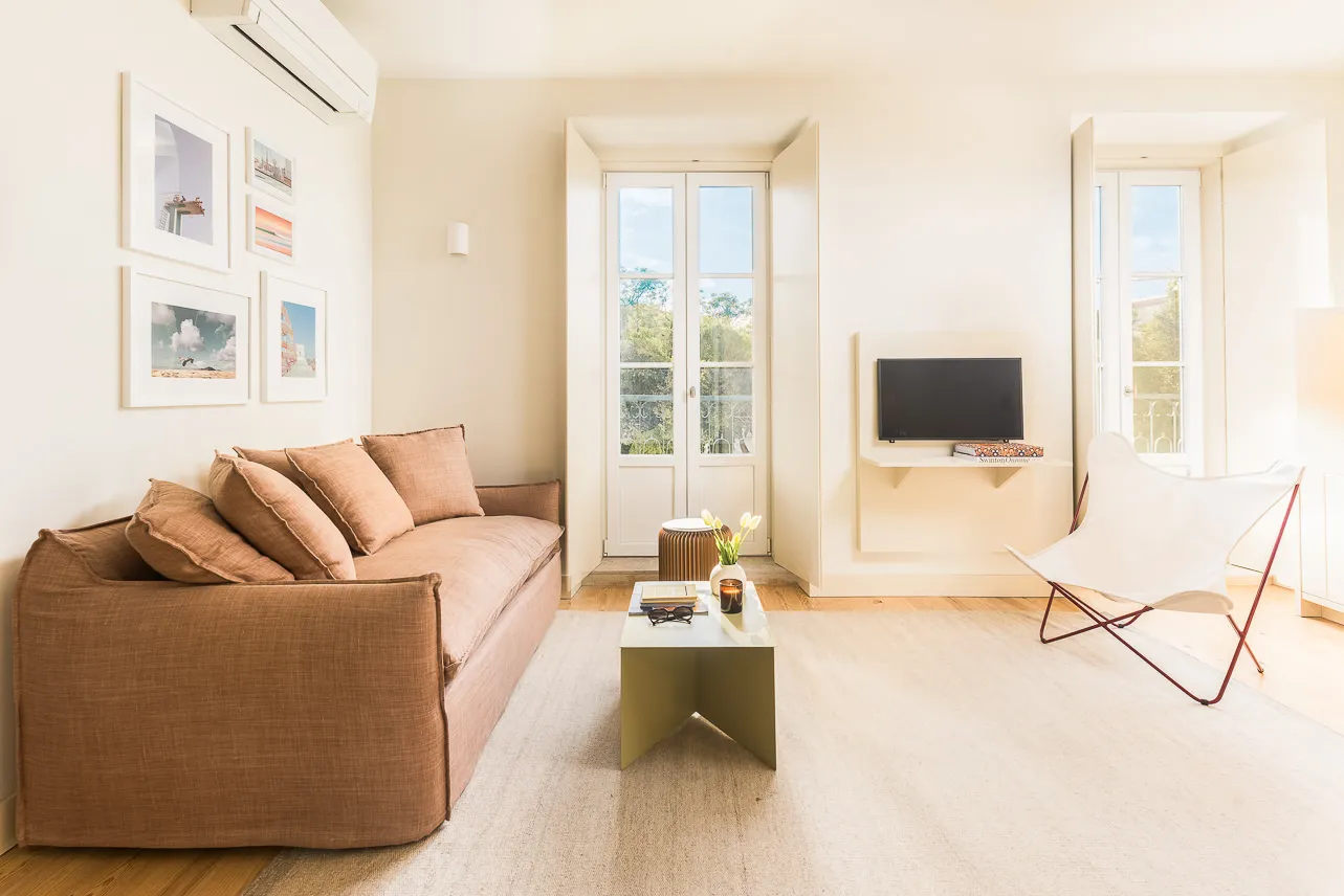 Trendy 35m2 Lisbon Flat With Dedicated Home Office Space For Remote Work #3