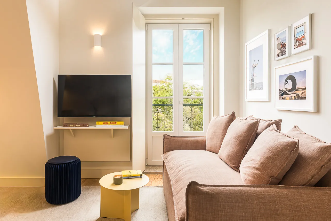 Elegant 32m2 Lisbon Flat With Dedicated Home Office Space For Remote Work #4