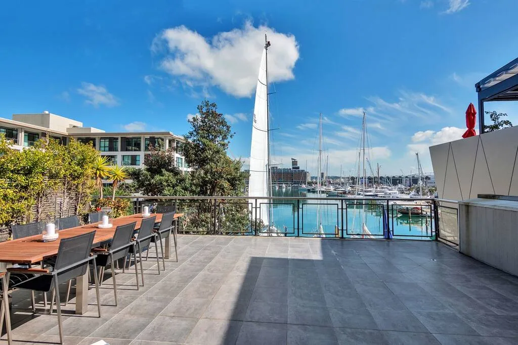 Sleek Auckland Viaduct Flat - Intimate 2br, Dedicated Workspace & Fast Wifi + Carpark #2