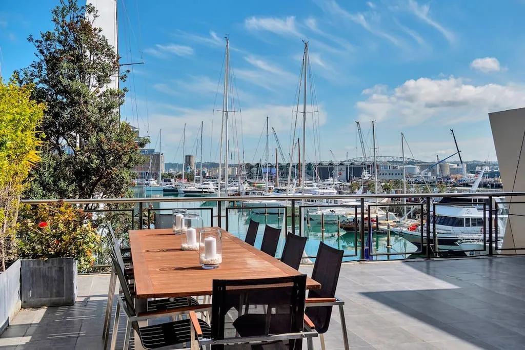 Sleek Auckland Viaduct Flat - Intimate 2br, Dedicated Workspace & Fast Wifi + Carpark
