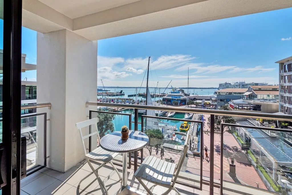 Refined Compact Flat On Auckland Waterfront - Work-from-home Setup + Dedicated Carpark