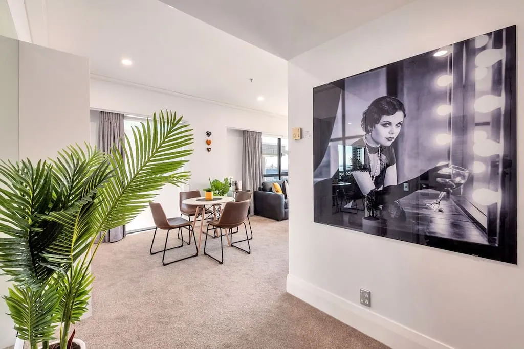 Refined Compact Flat On Auckland Waterfront - Work-from-home Setup + Dedicated Carpark #3