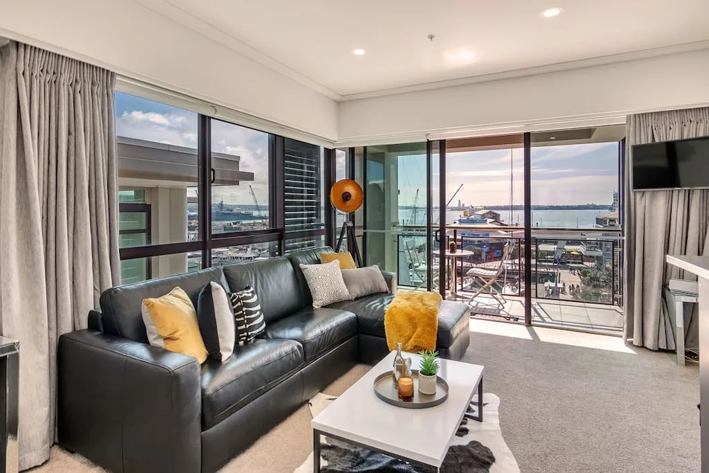 Refined Compact Flat On Auckland Waterfront - Work-from-home Setup + Dedicated Carpark #2