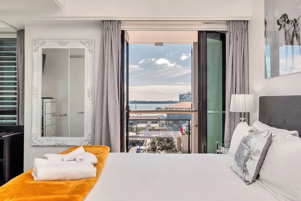 Refined Compact Flat On Auckland Waterfront - Work-from-home Setup + Dedicated Carpark #5