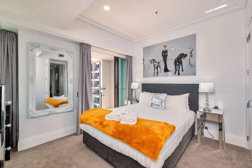Refined Compact Flat On Auckland Waterfront - Work-from-home Setup + Dedicated Carpark #4