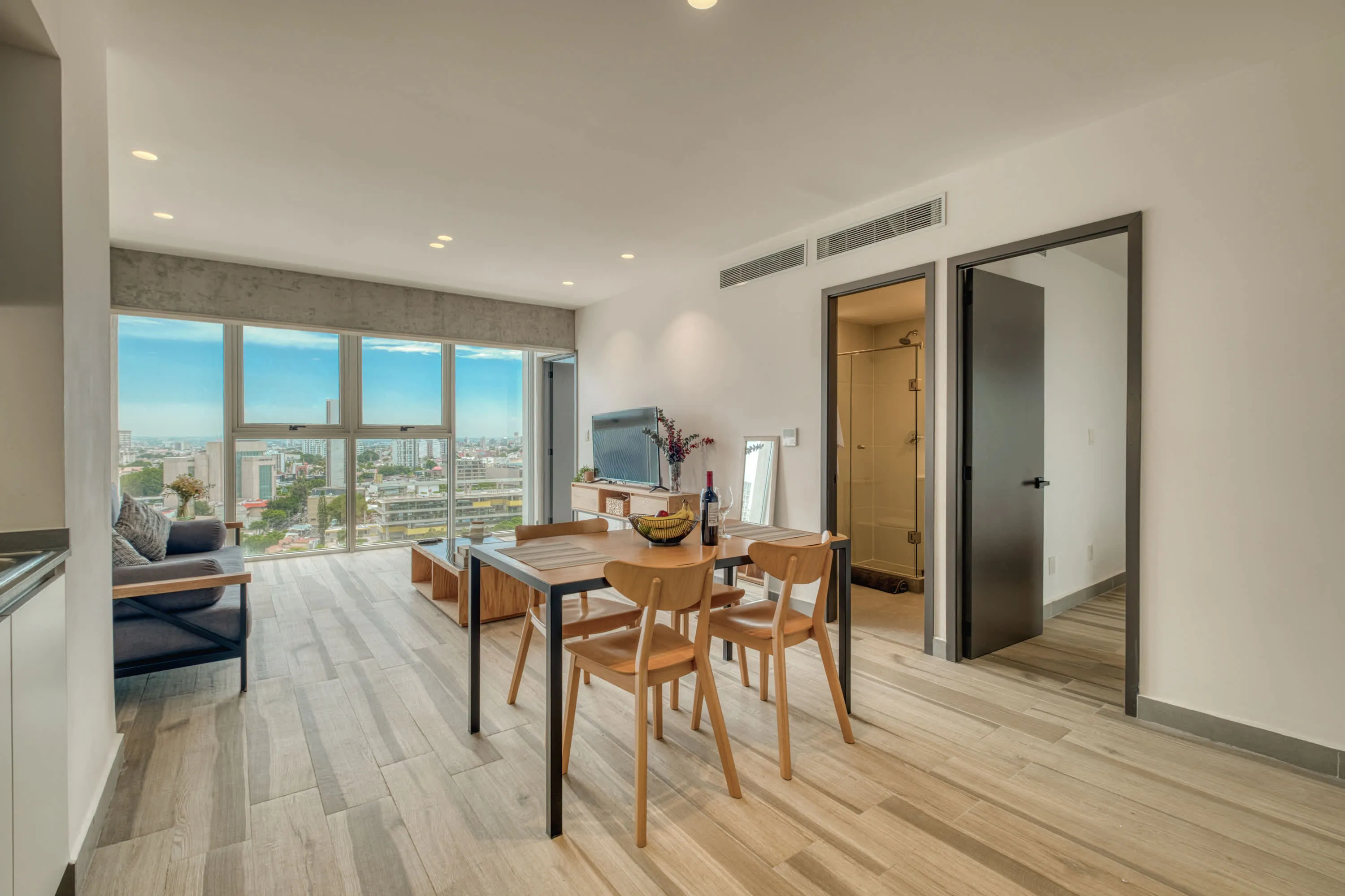 Charming 2-bed Flat With Dedicated Home Office In Modern Providencia Tower