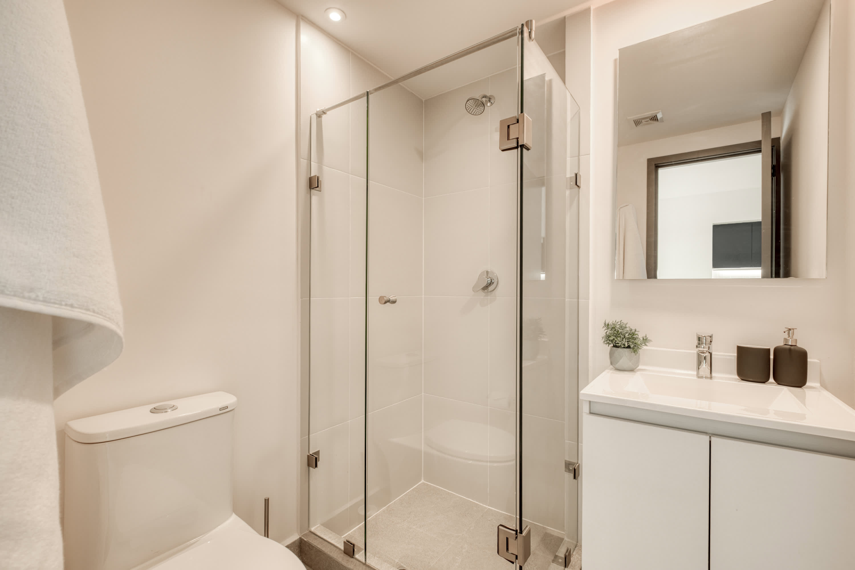 Charming 2-bed Flat With Dedicated Home Office In Modern Providencia Tower #4