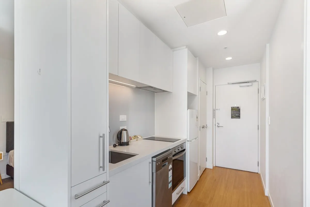 Cozy Upscale Queen St Flat In Auckland - Balcony, Pool & Built-in Home Office #4