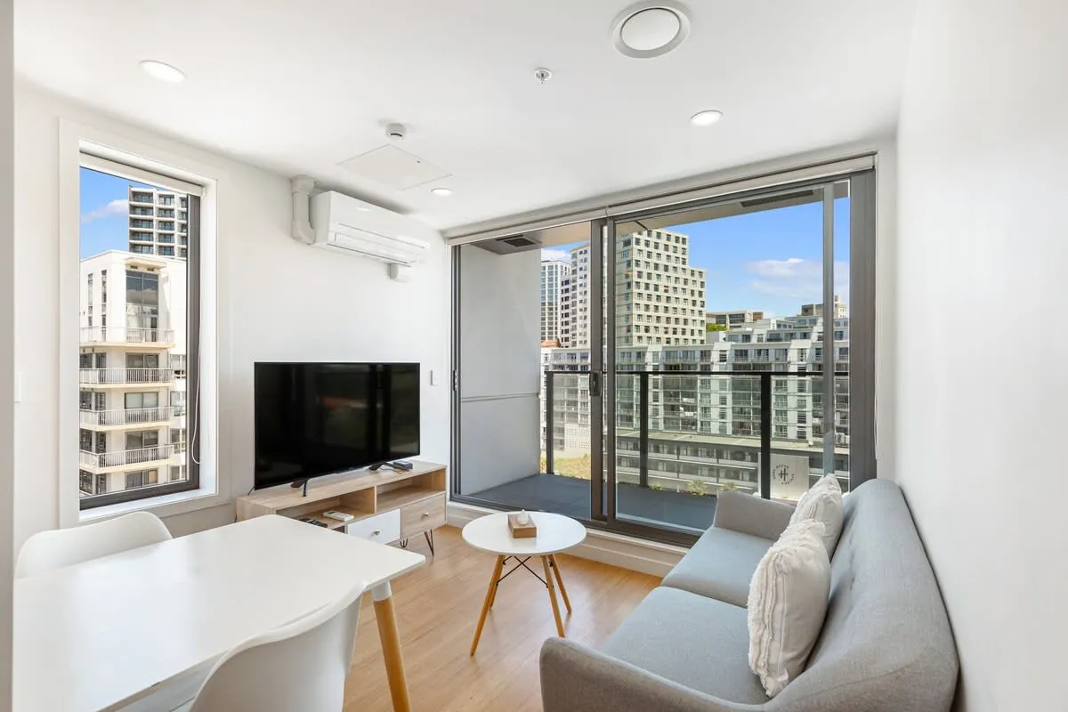 Cozy Upscale Queen St Flat In Auckland - Balcony, Pool & Built-in Home Office