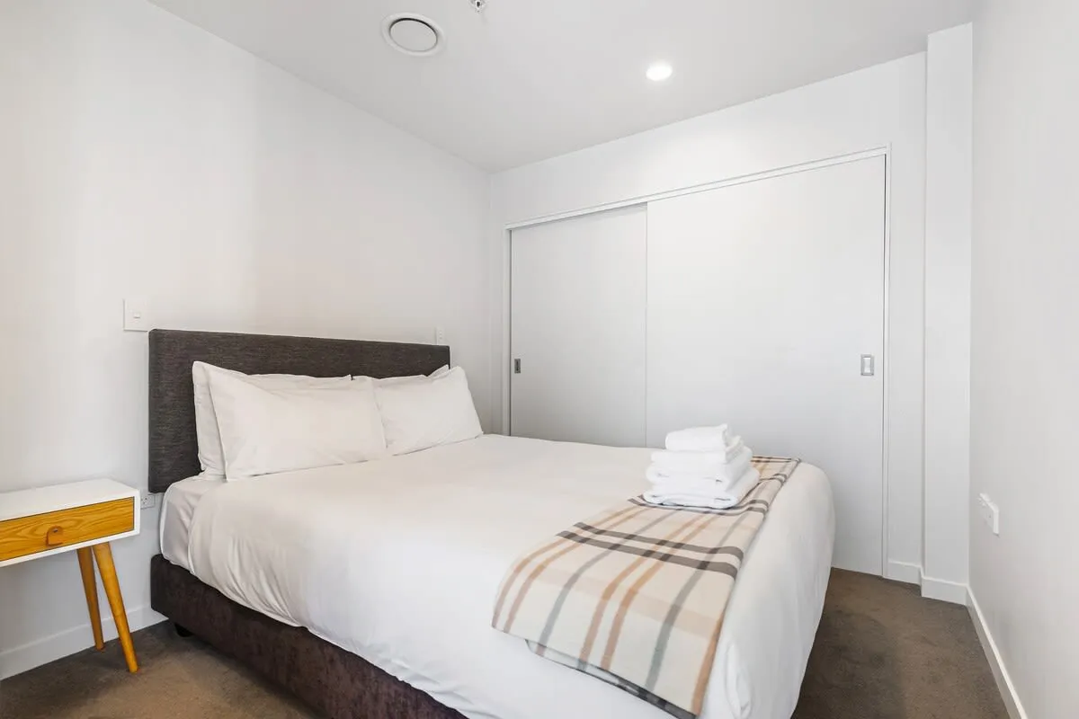 Cozy Upscale Queen St Flat In Auckland - Balcony, Pool & Built-in Home Office #5