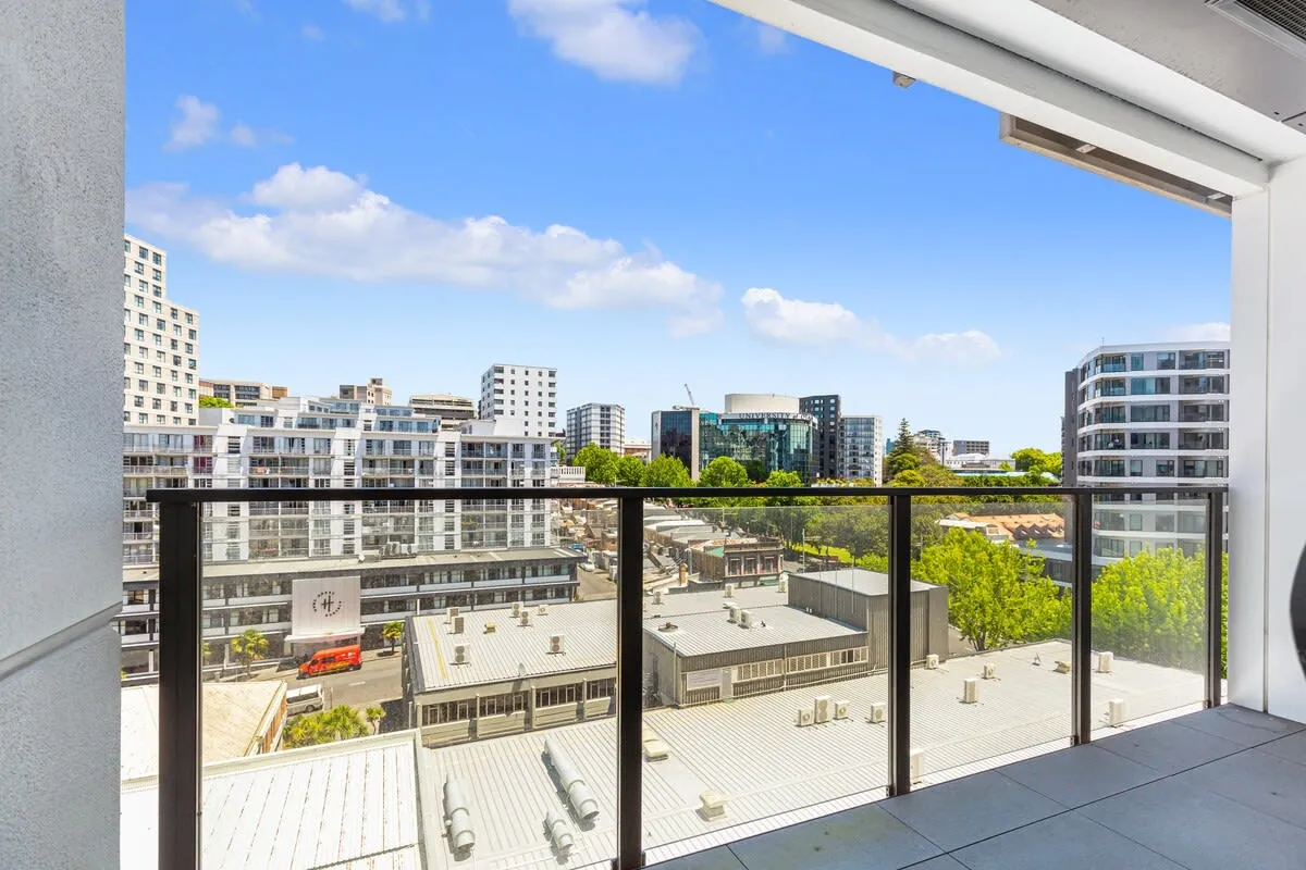 Cozy Upscale Queen St Flat In Auckland - Balcony, Pool & Built-in Home Office #3