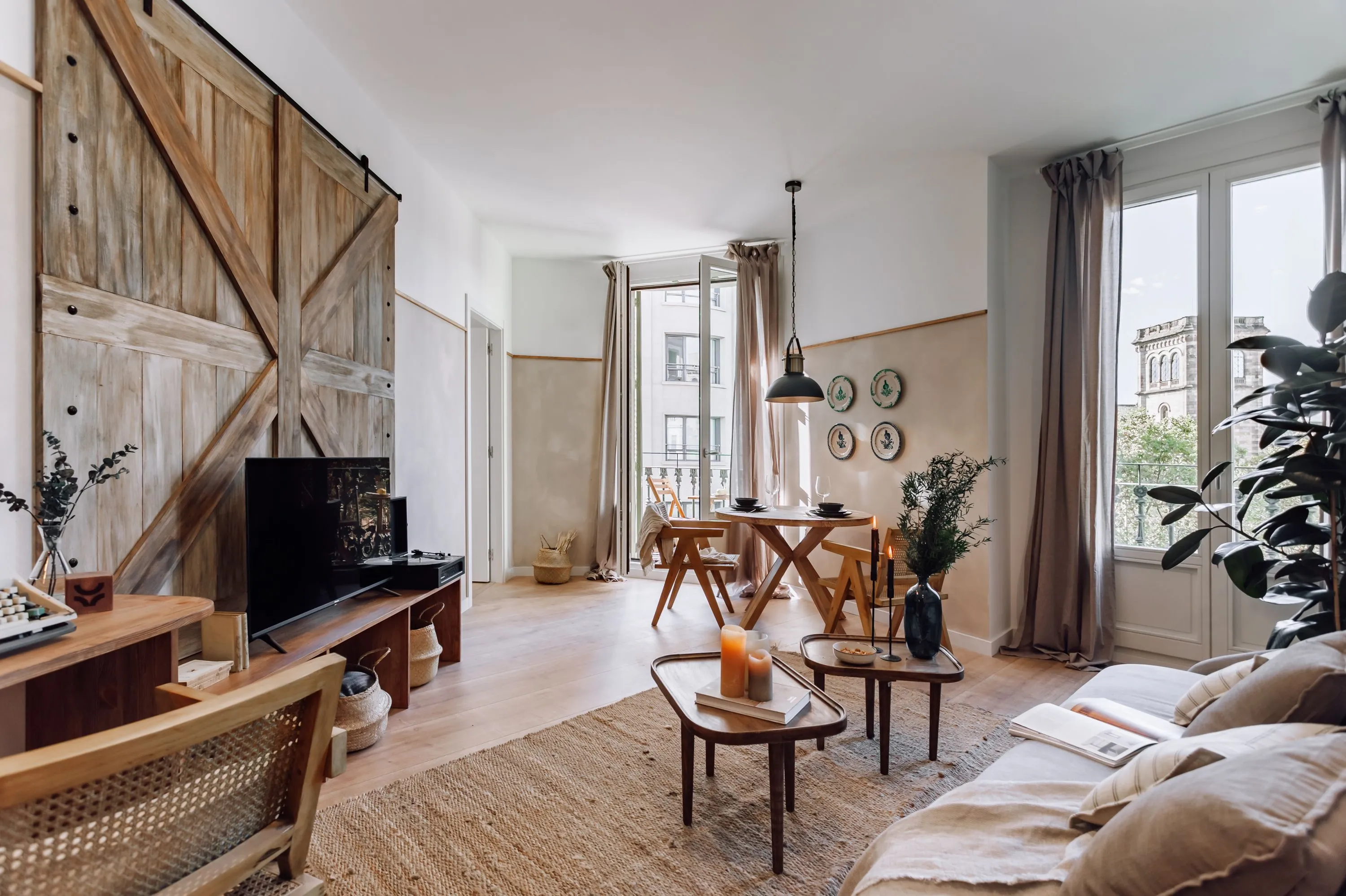 Roomy Barcelona City Flat With Gigabit Internet & Premium Home Office Setup #2