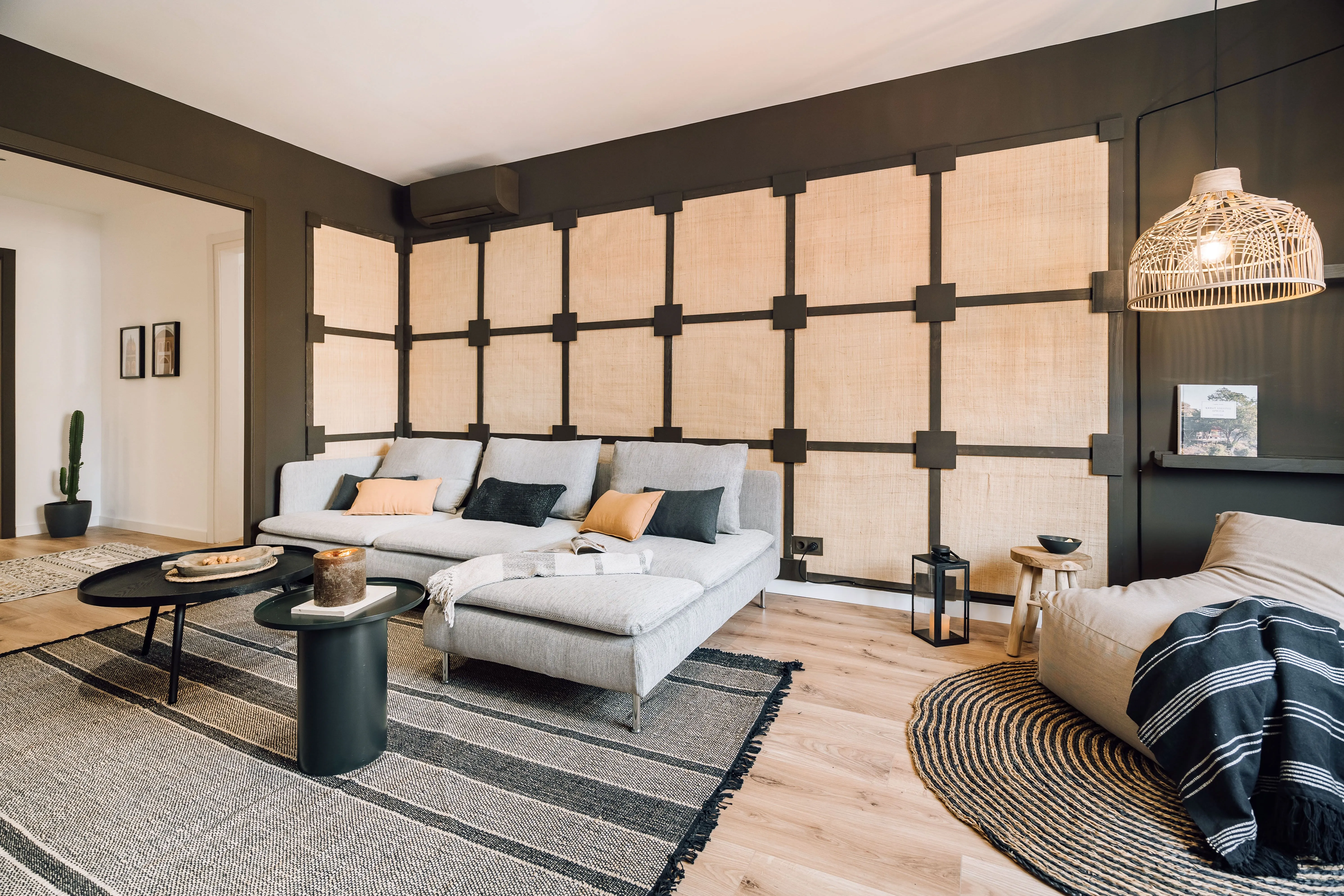 Upscale 3-bed Flat With Pro Home Office & Streaming Setup In Barcelona #5