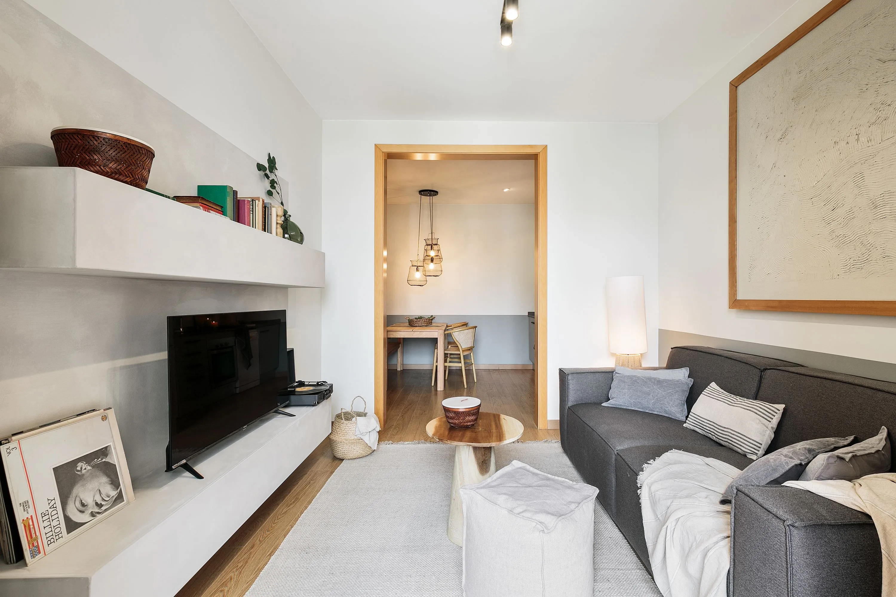 Contemporary Barcelona Flat With High-speed Fiber And Pro Home Office Setup #5