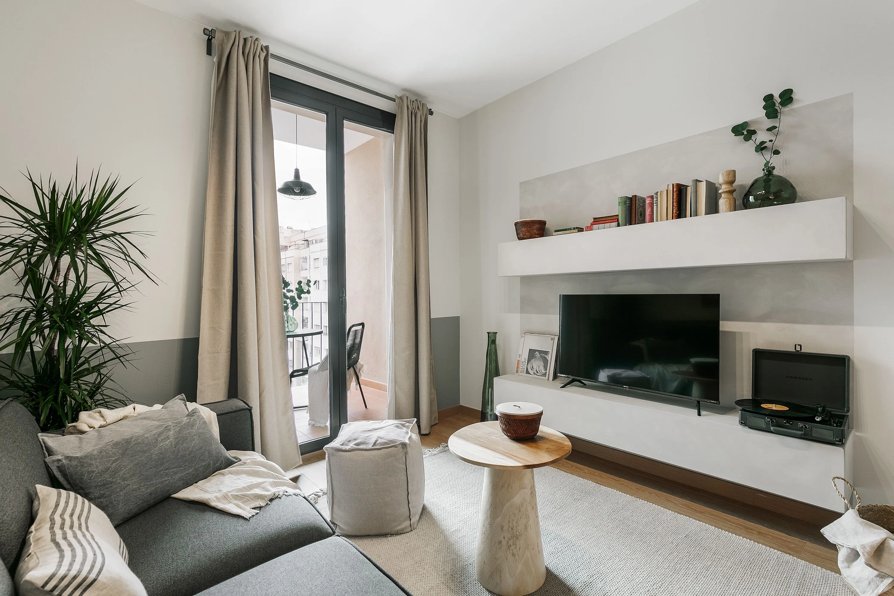 Contemporary Barcelona Flat With High-speed Fiber And Pro Home Office Setup #4
