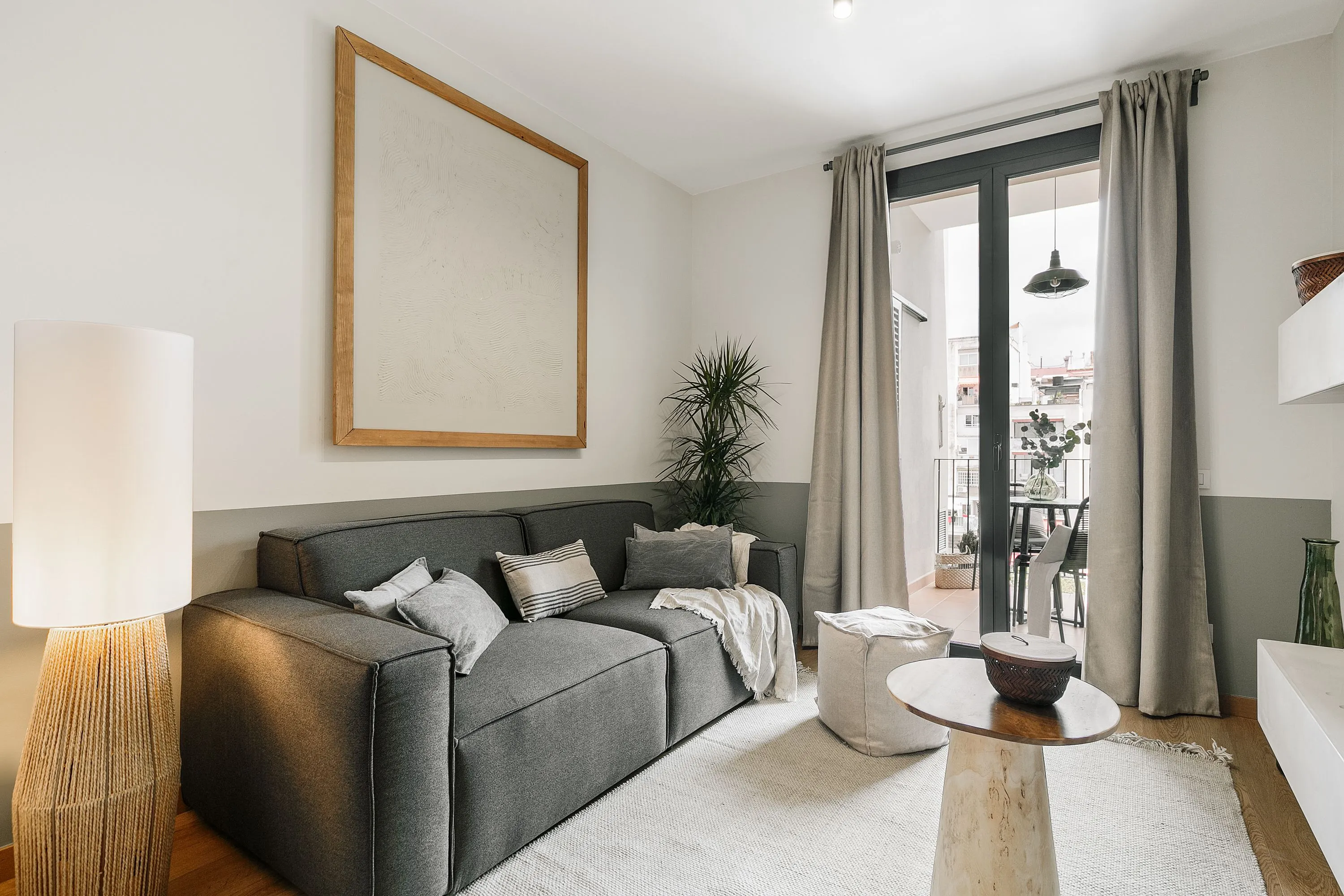 Contemporary Barcelona Flat With High-speed Fiber And Pro Home Office Setup #2