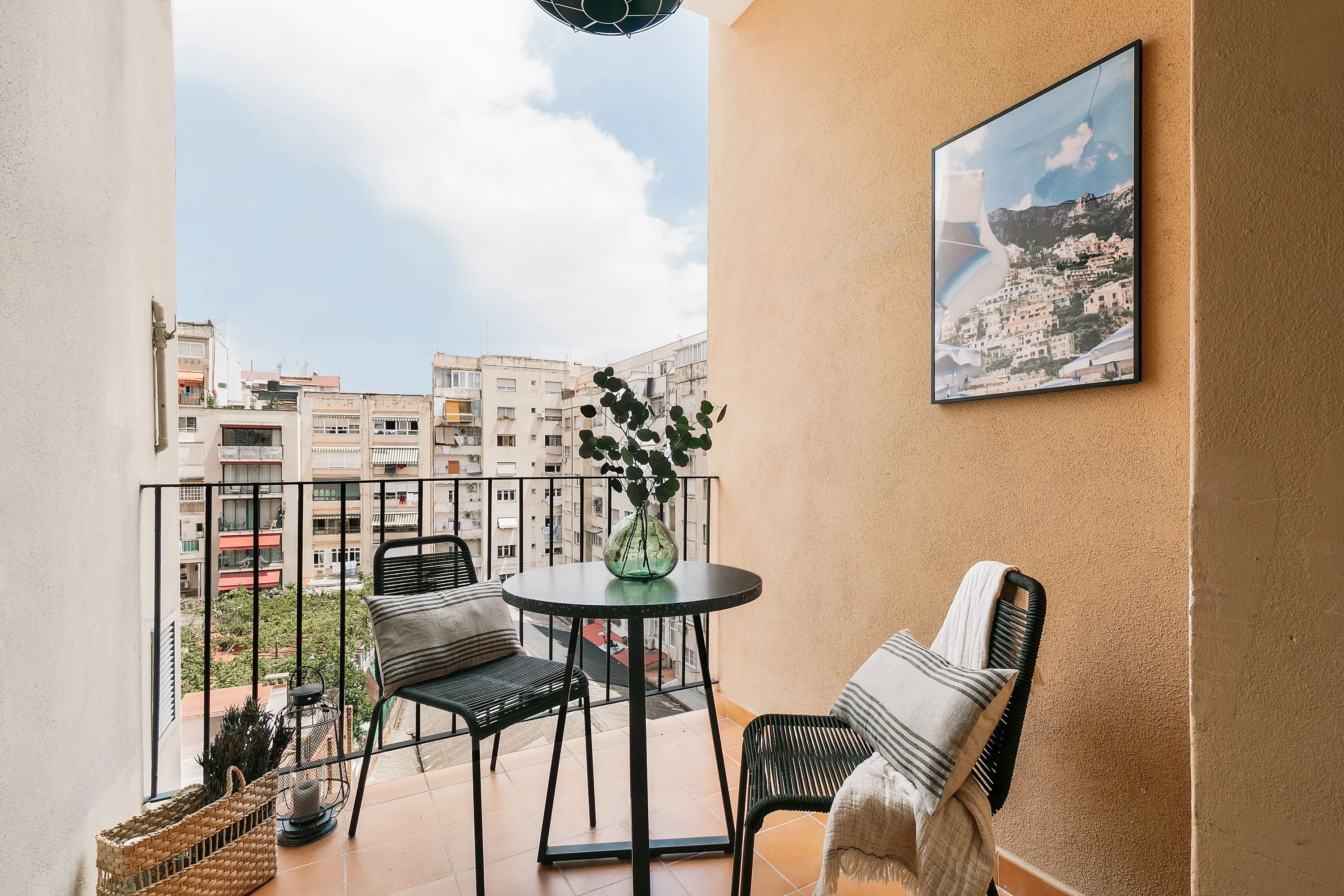 Contemporary Barcelona Flat With High-speed Fiber And Pro Home Office Setup #3
