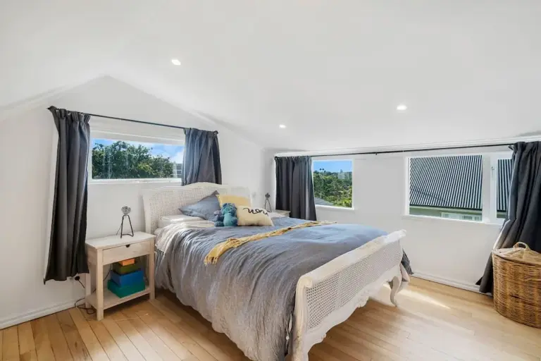Auckland Metropolitan Flat: Luxurious 1br, Dedicated Home Office & Fast Wi-fi