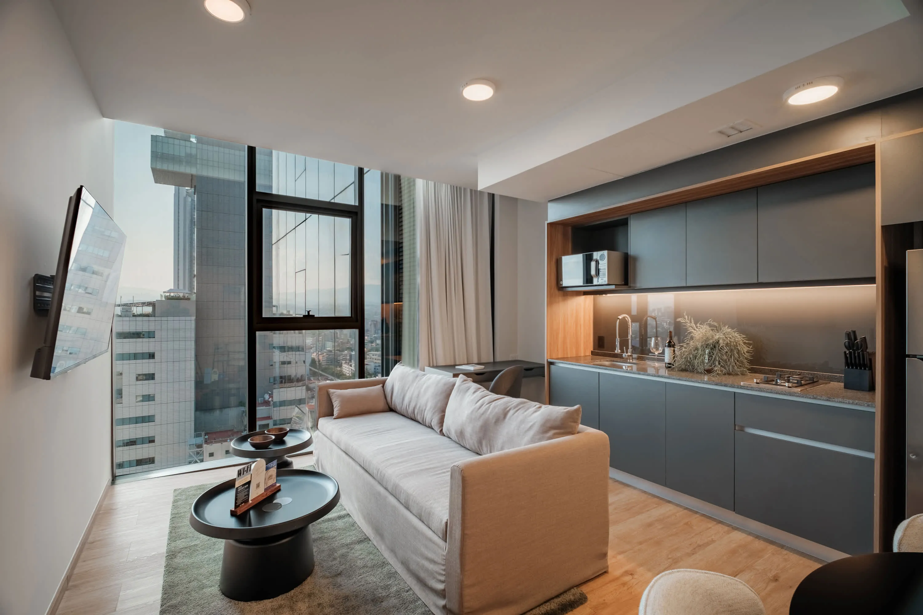 Distinctive Compact Executive Flat With Workspace On Reforma, Cdmx #2
