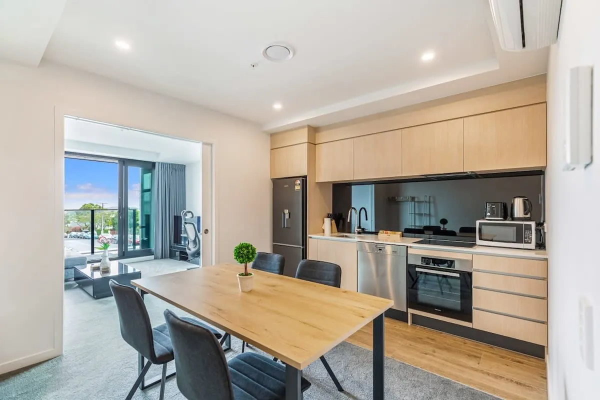 Contemporary Auckland City Flat, Efficient 1br - Digital Nomad-ready Home Office #2