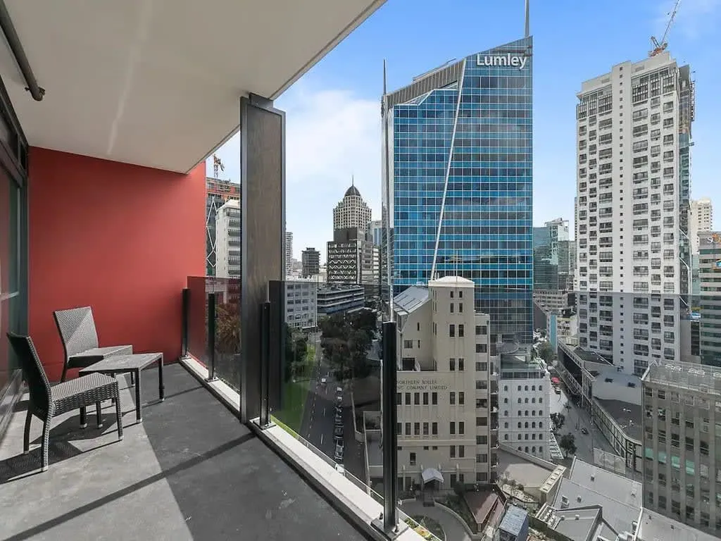 Charming Designer 2br Flat In Auckland - Work-ready Desk, Fast Wifi & Balcony