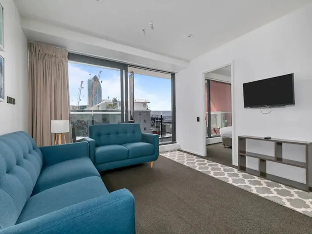 Charming Designer 2br Flat In Auckland - Work-ready Desk, Fast Wifi & Balcony #2