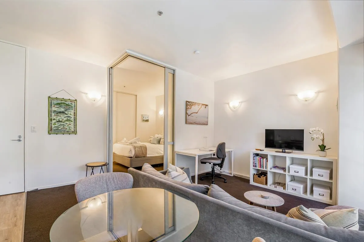Curated Intimate 1br Flat On Queen St, Auckland - Work-ready Home Office For Digital Nomads