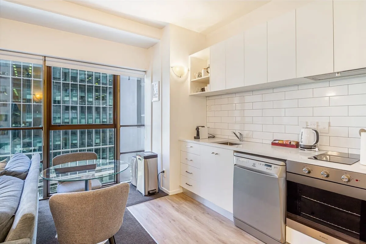 Curated Intimate 1br Flat On Queen St, Auckland - Work-ready Home Office For Digital Nomads #5