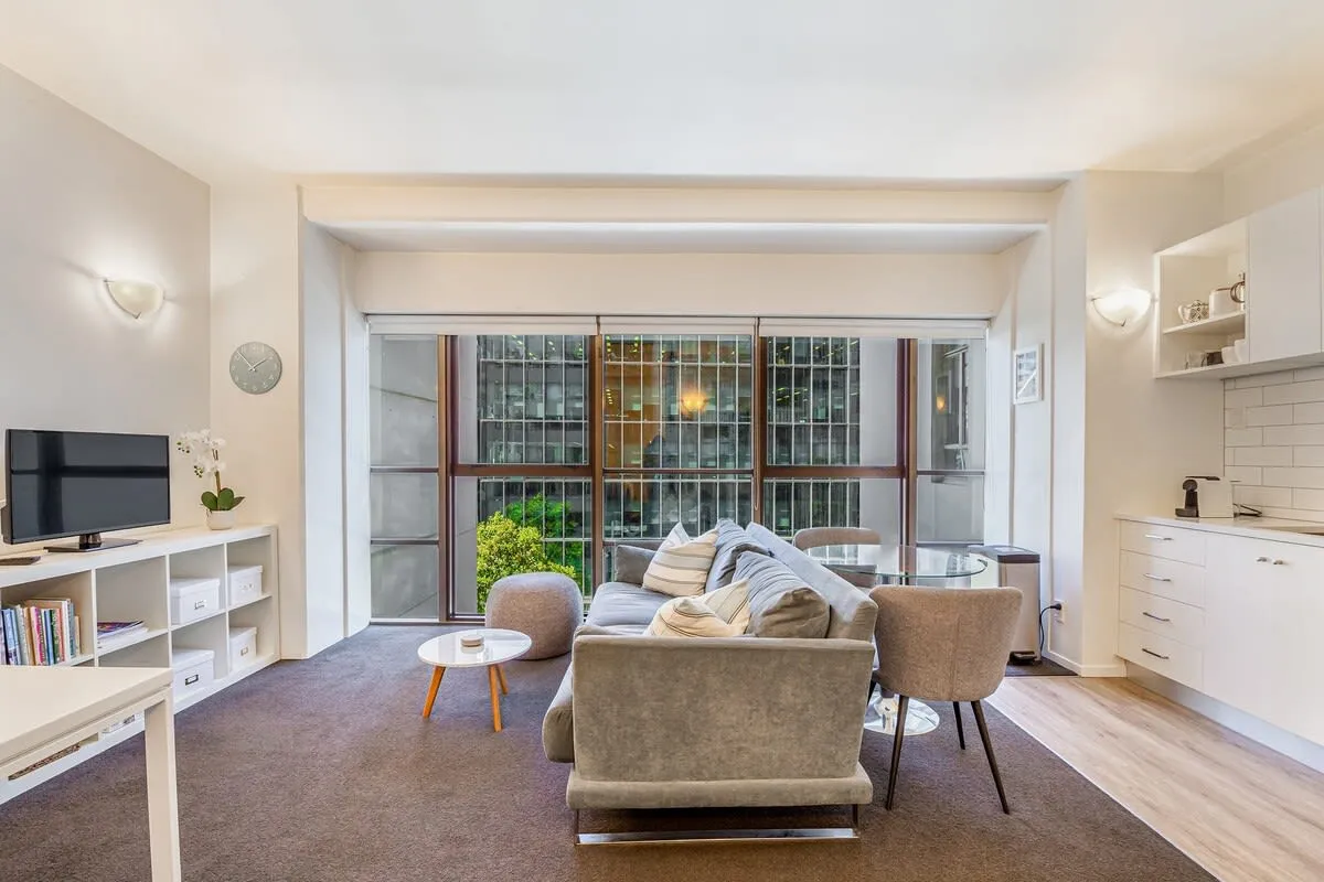 Curated Intimate 1br Flat On Queen St, Auckland - Work-ready Home Office For Digital Nomads #3