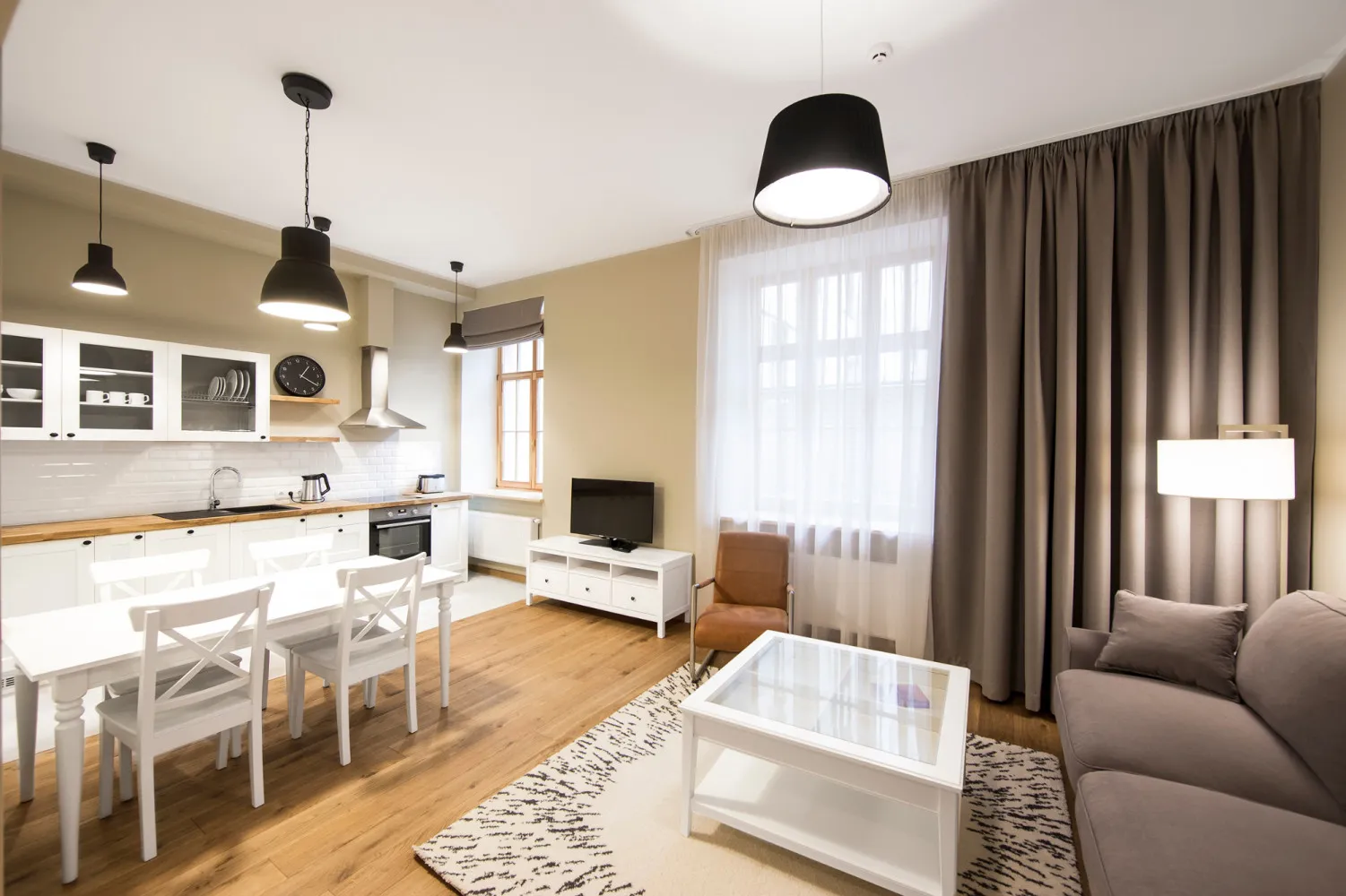 Large One-Bedroom Apartment In Riga With Bathtub And Home Office Space #4