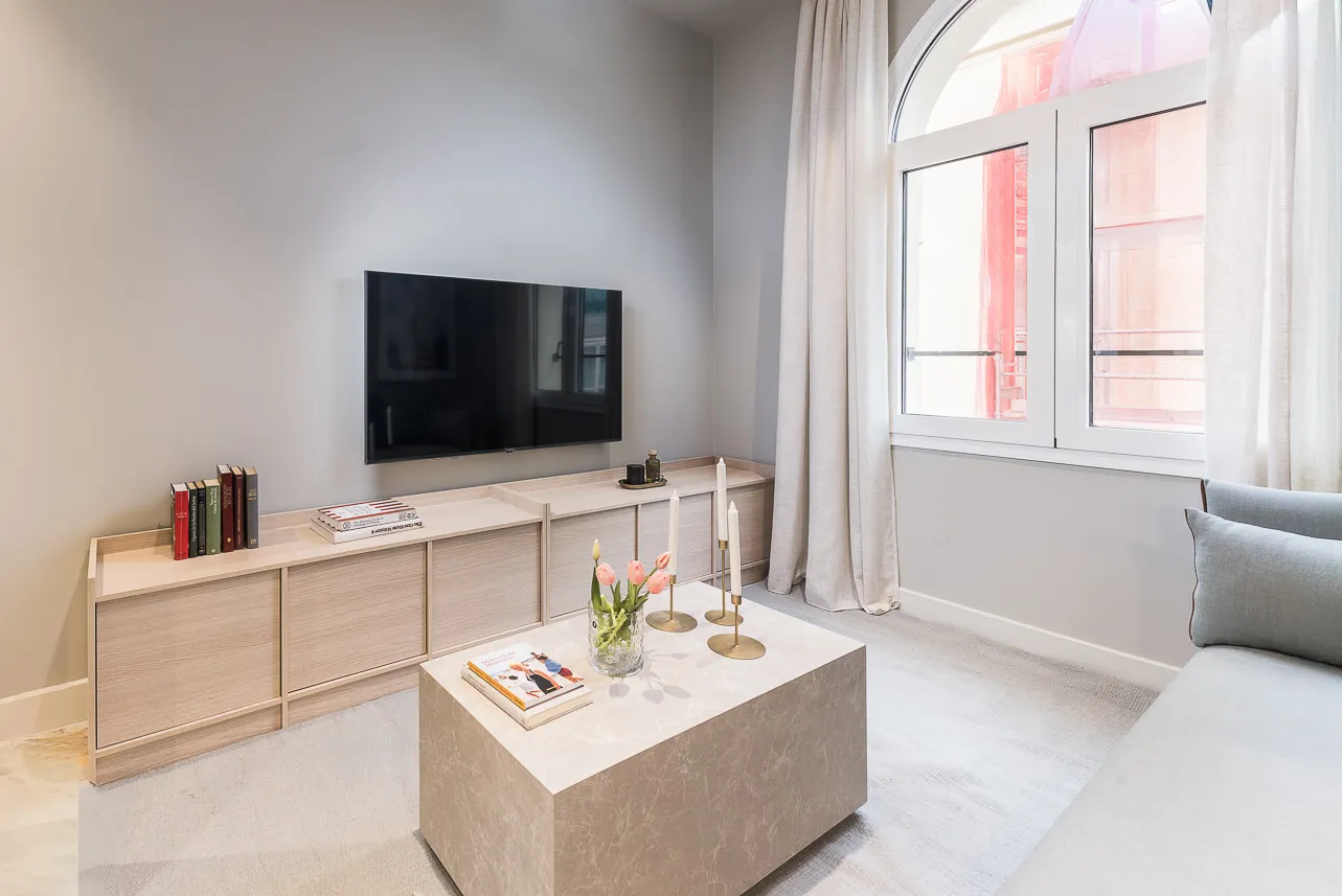 Contemporary Madrid Flat With Dedicated Home Office Space For Remote Work #4