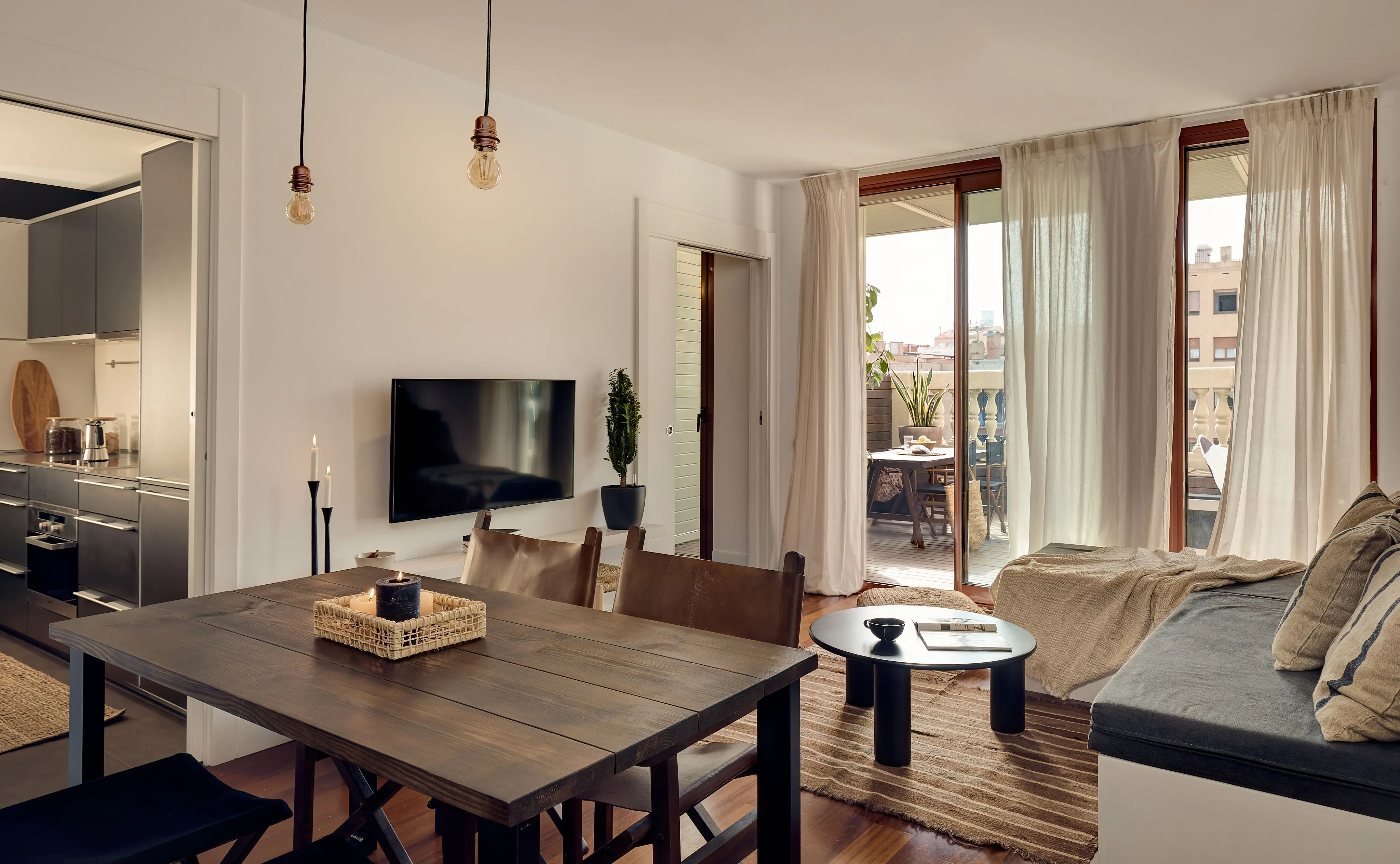 Distinctive Barcelona Flat With Gigabit Internet, Dual Monitors & Chef's Kitchen #2
