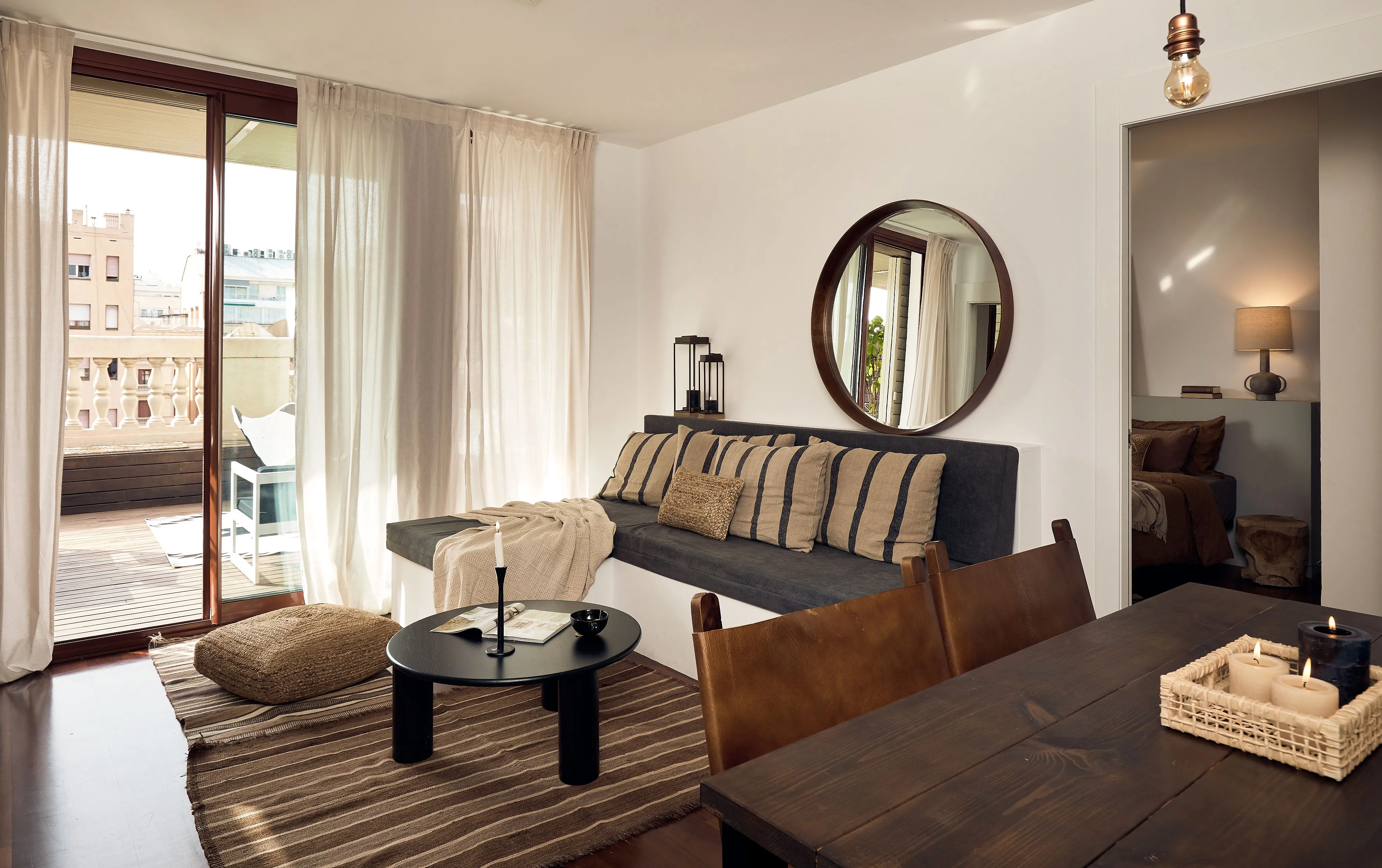 Distinctive Barcelona Flat With Gigabit Internet, Dual Monitors & Chef's Kitchen #4