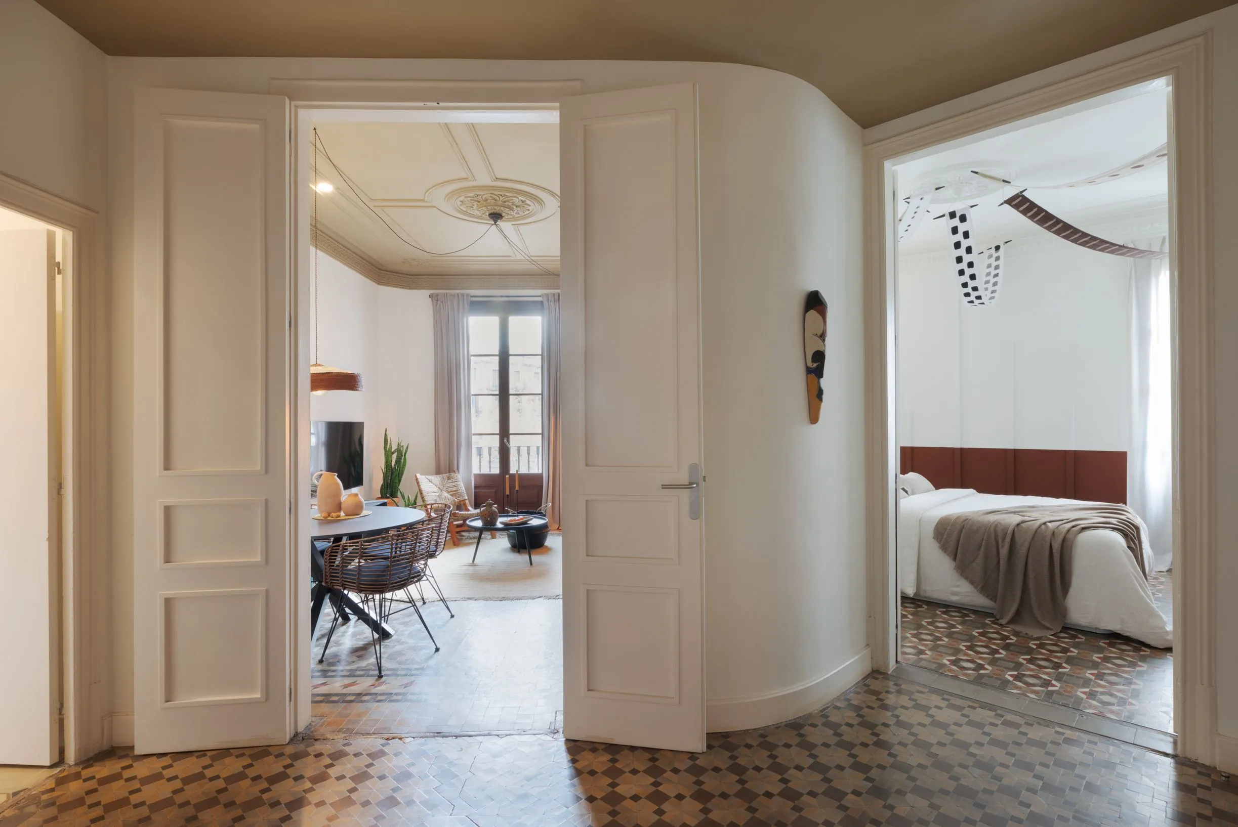 Chic Barcelona Flat With High-speed Fiber & Pro Home Office Setup For Remote Work #4