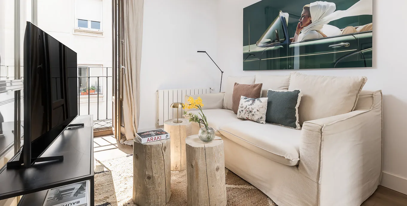Trendy Compact Madrid Flat For Digital Nomads - Dedicated Home Office & Fast Wifi