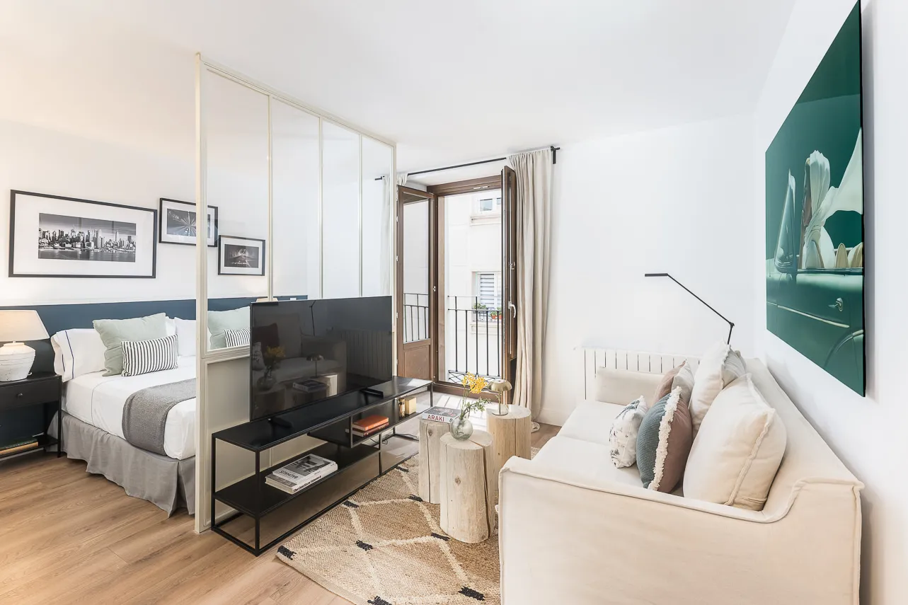 Trendy Compact Madrid Flat For Digital Nomads - Dedicated Home Office & Fast Wifi #4