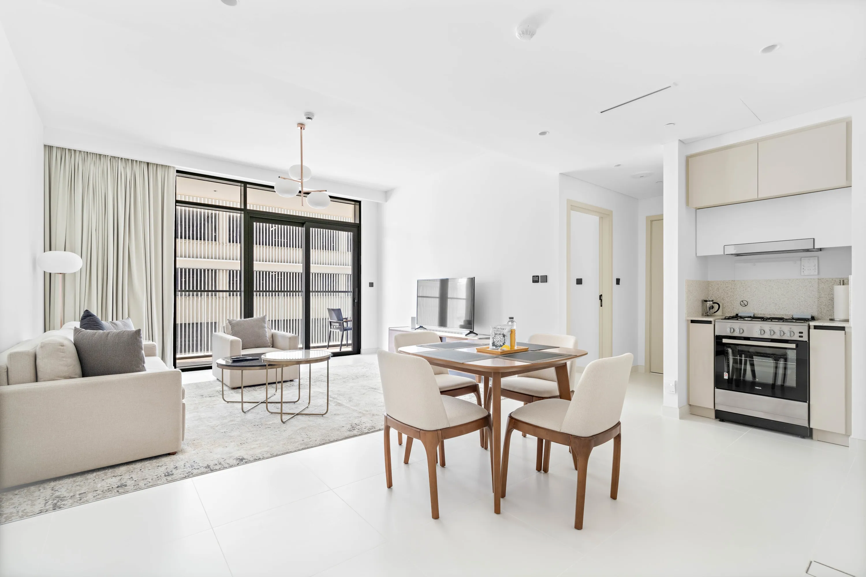 Elegant 80m2 Dubai Marina Flat With Bright Home Office For Seamless Remote Work #4