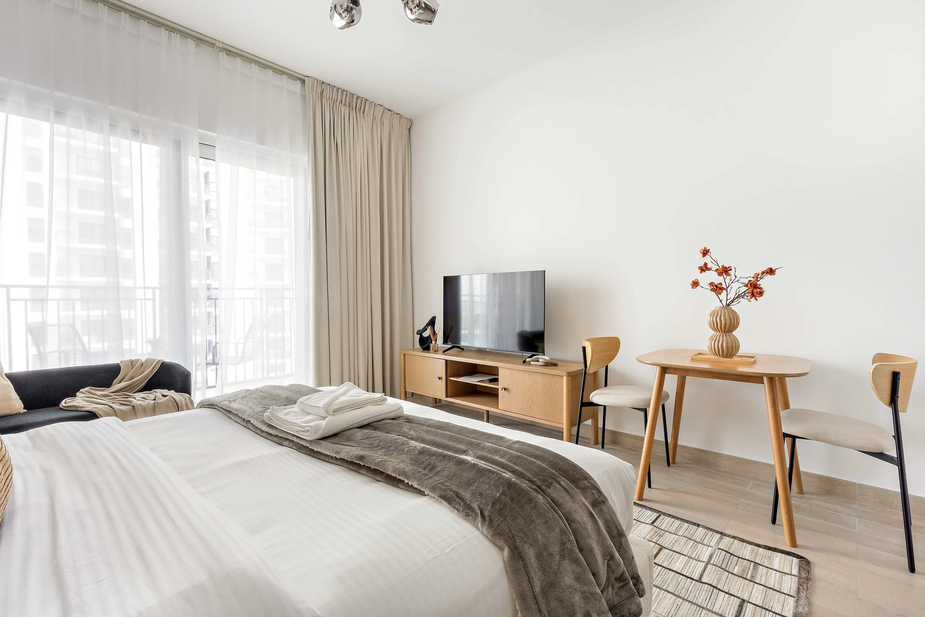 Modern Curated Studio With Home Office In Abu Dhabi's Water's Edge Tower #5