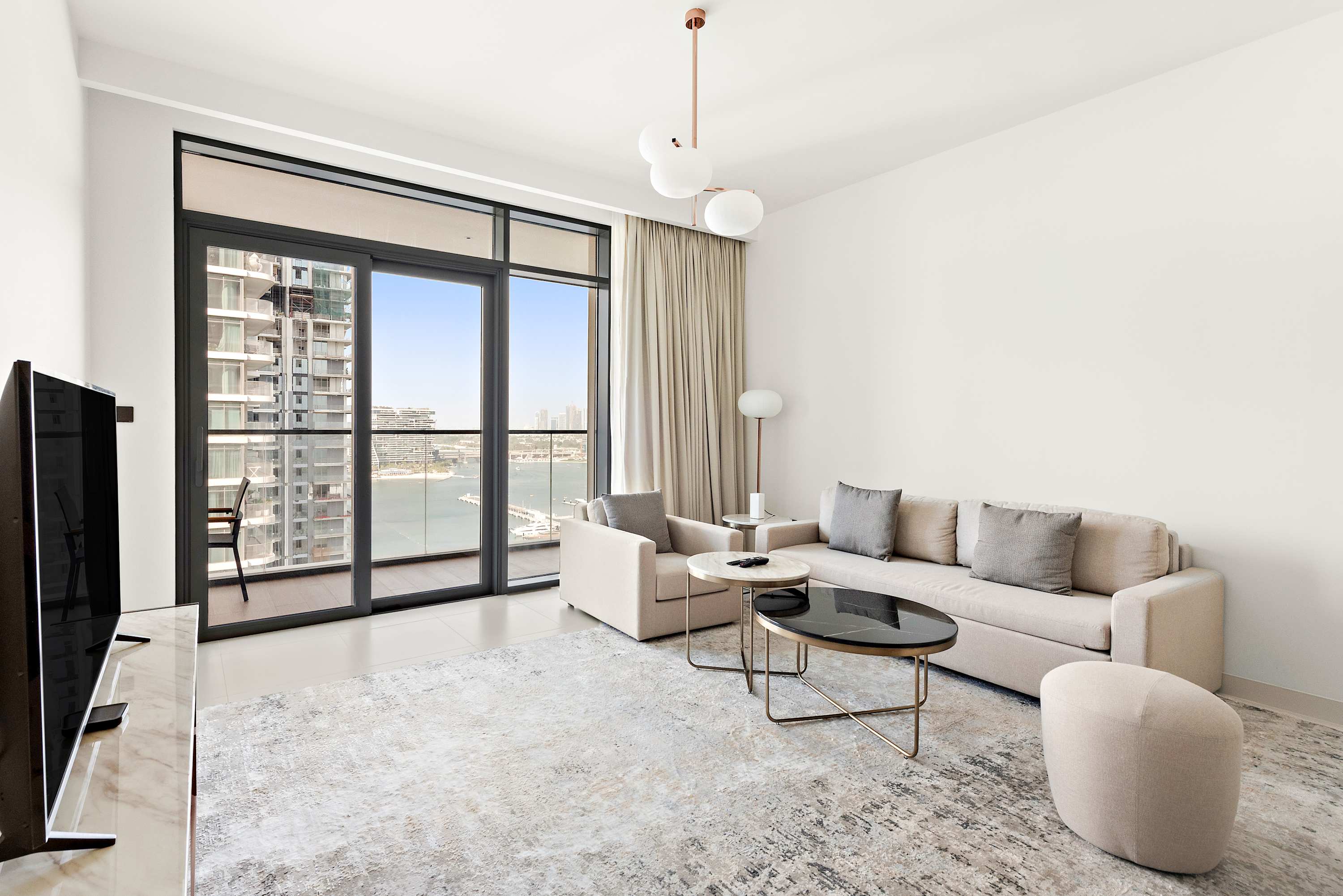 Airy 81m2 Designer Dubai Flat With Home Office And Marina Views For Digital Nomads