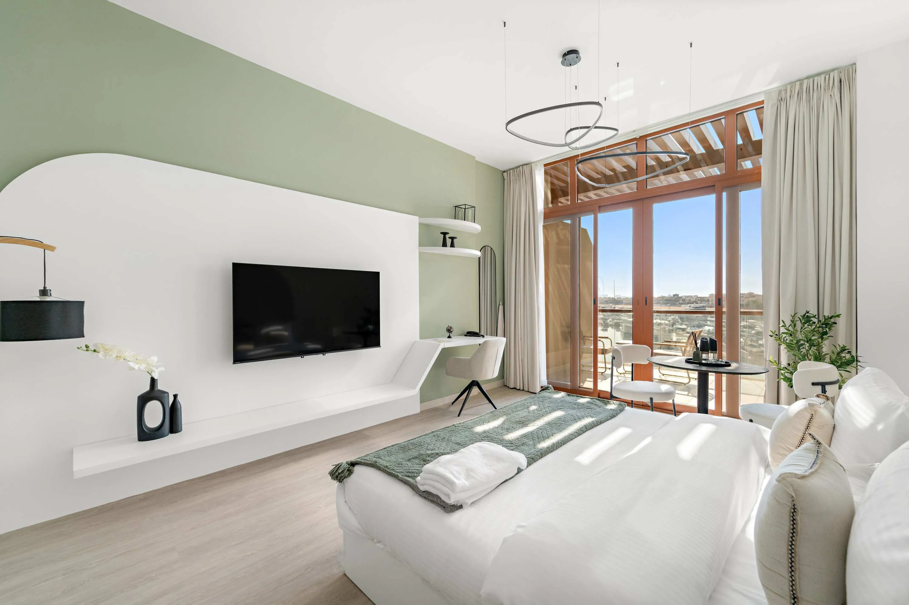 Upscale 51m2 Dubai Design Studio With Home Office & Beach Views For Remote Work