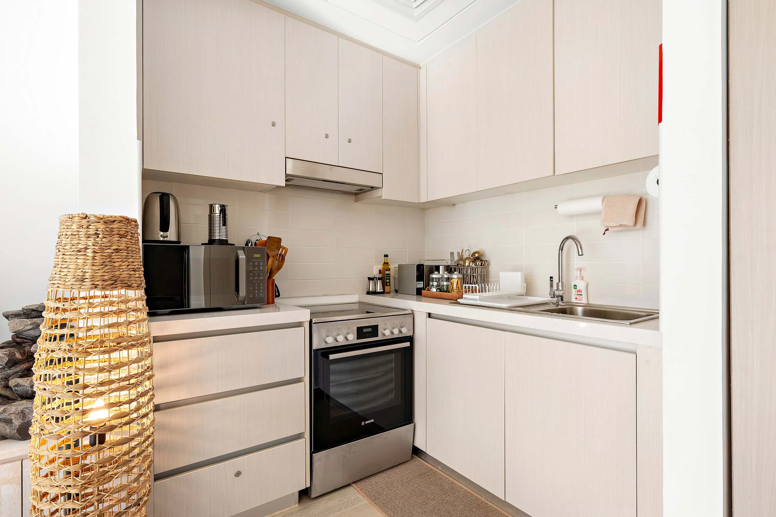 Sleek 42m2 Studio With Home Office In Abu Dhabi's Waterfront District #5