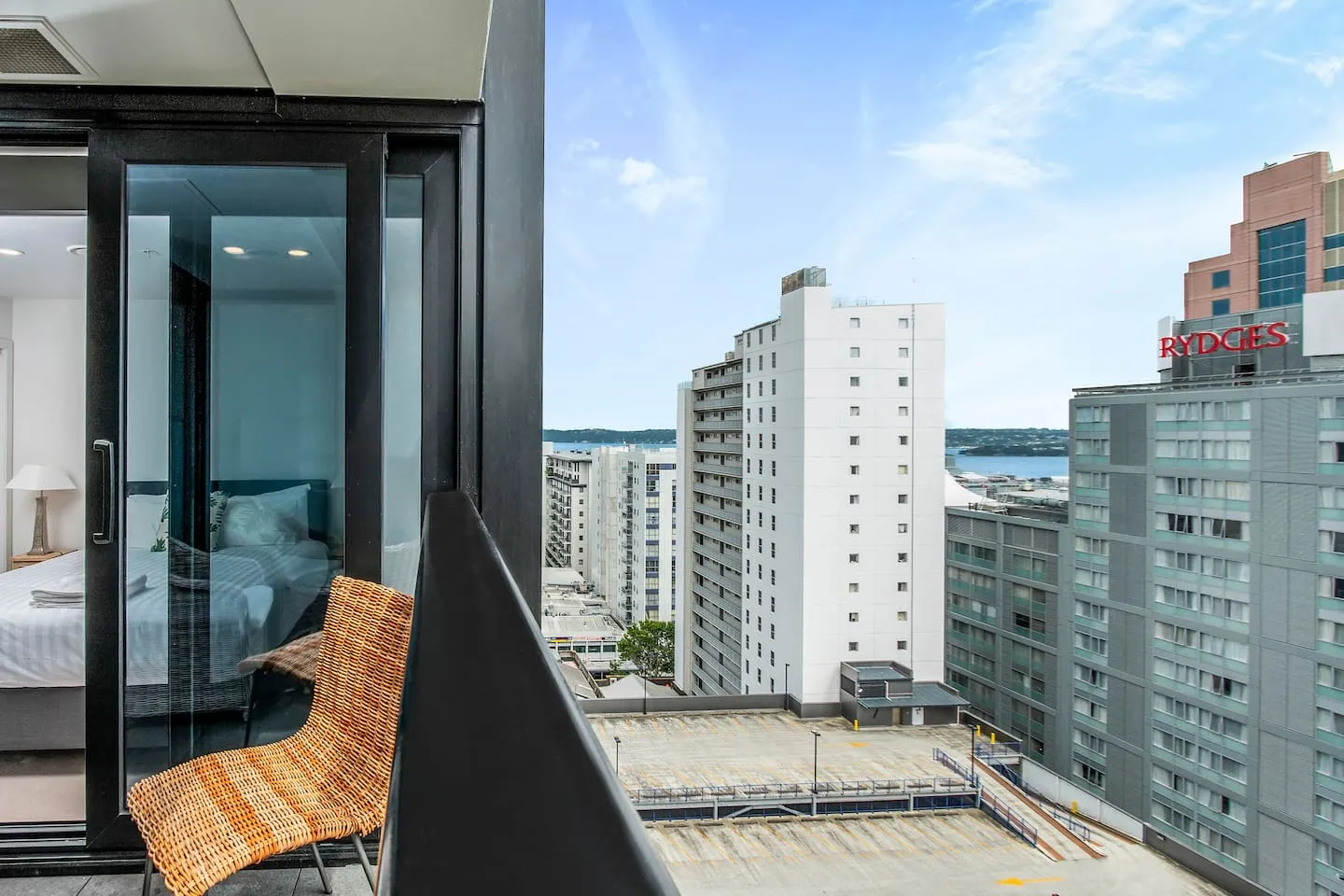 Contemporary Upscale 2br Flat With Built-in Home Office Nook - Central Auckland #4