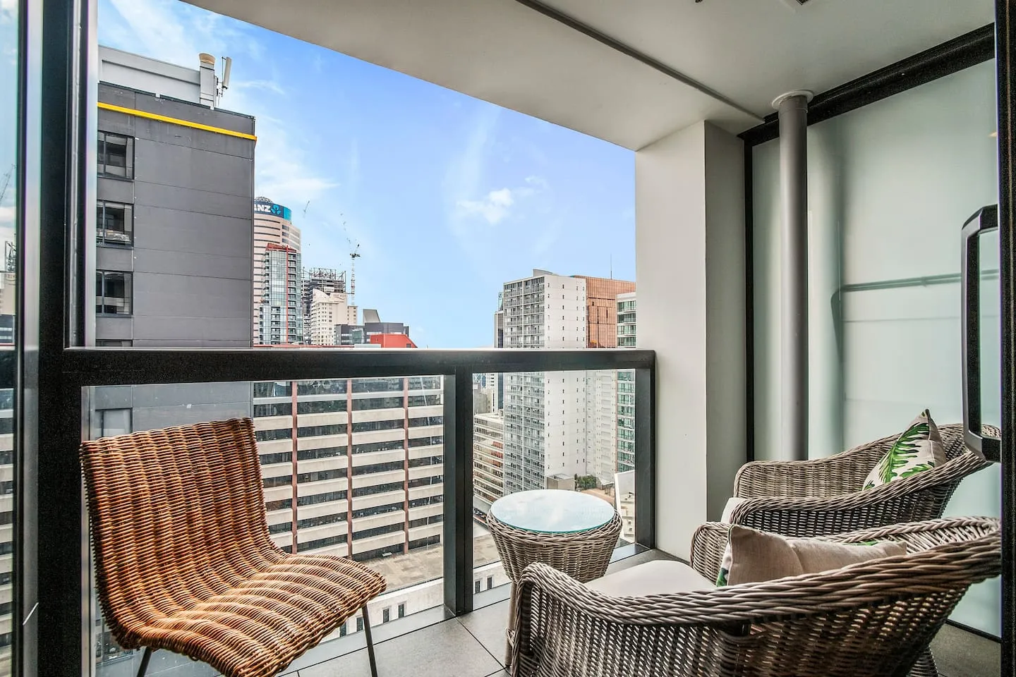 Contemporary Upscale 2br Flat With Built-in Home Office Nook - Central Auckland #3