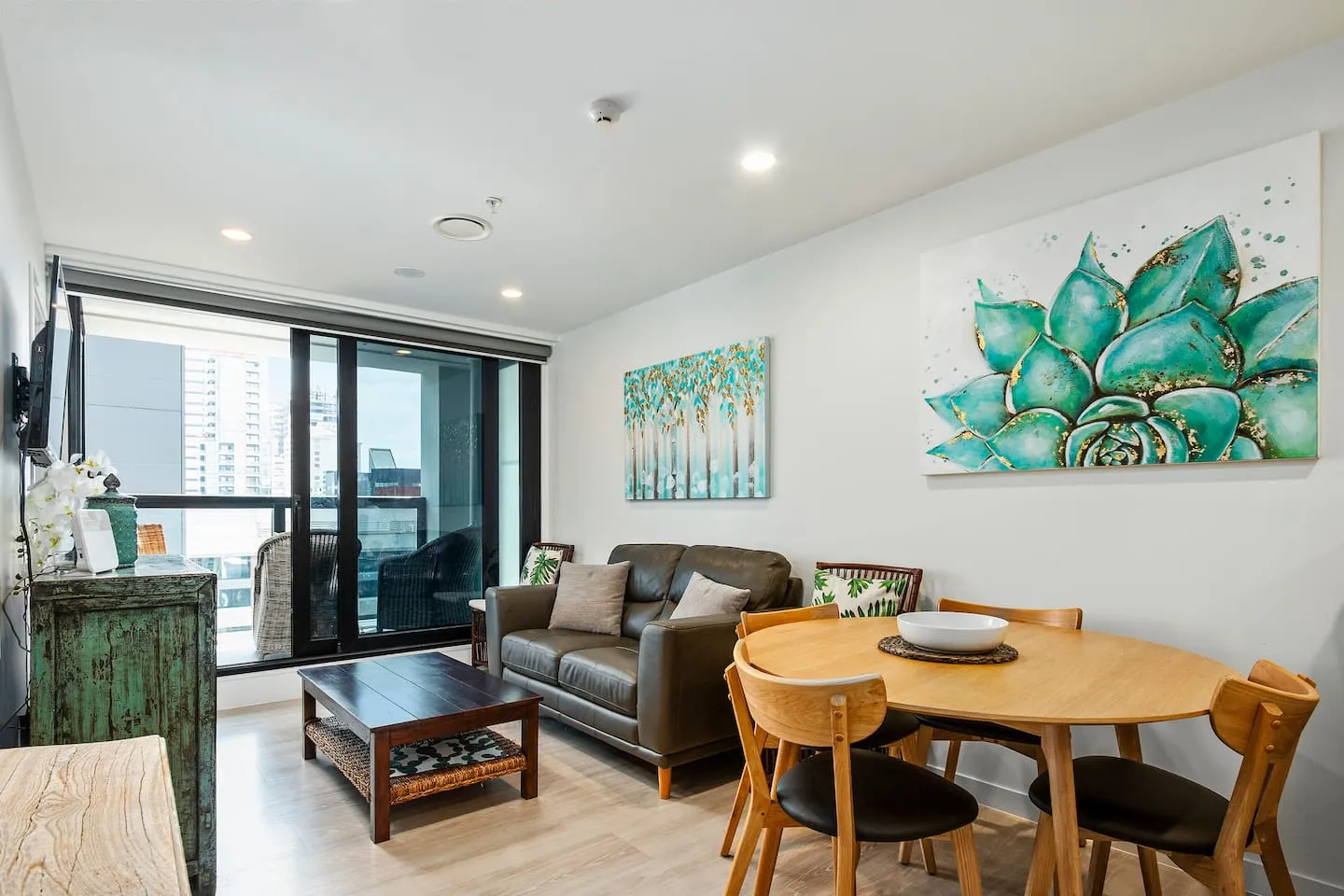 Contemporary Upscale 2br Flat With Built-in Home Office Nook - Central Auckland