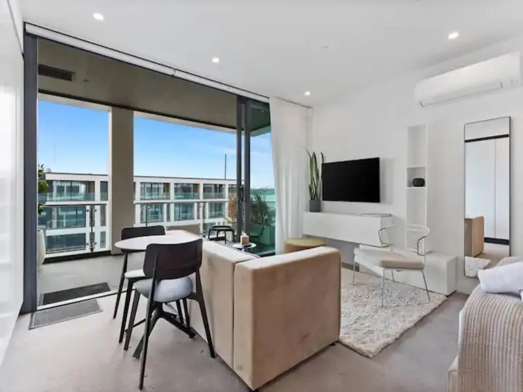 Sleek Design Studio Auckland - Charming Balcony & Dedicated Home-office For Digital Nomads #3